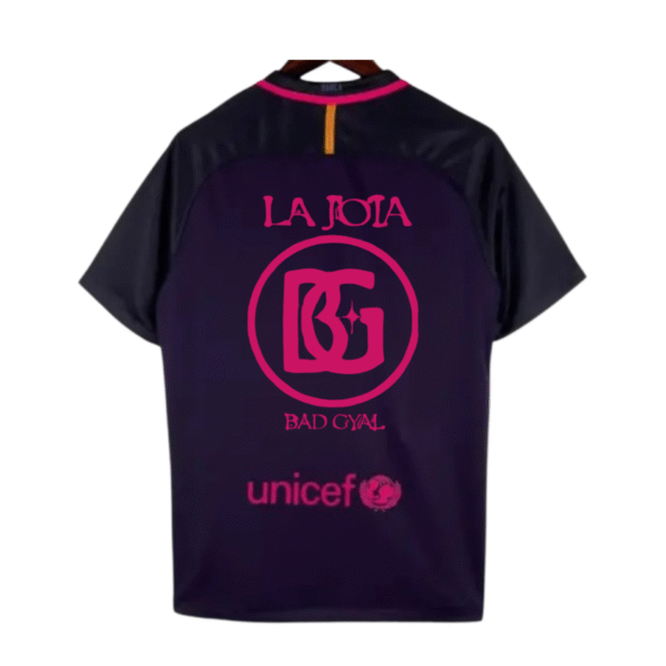 Barcelona x Bad Gyal camiseta rosa retro