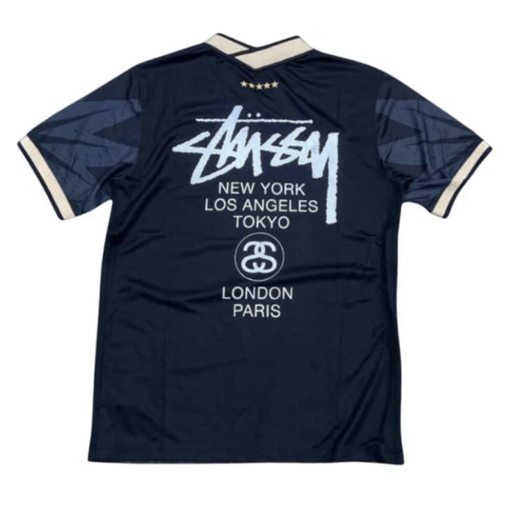 Camiseta Stussy x Brasil negra y dorada